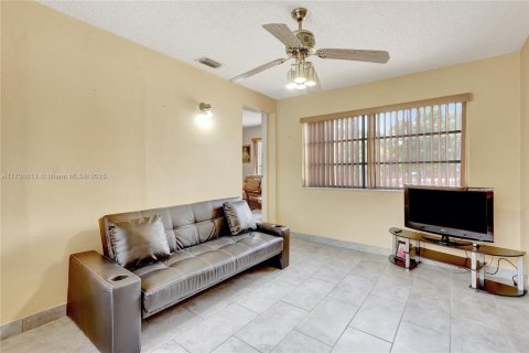 House in Miami, Florida 2 bedrooms, 90.95 sq.m. № 1701377 - photo 9