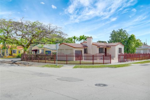House in Miami, Florida 2 bedrooms, 90.95 sq.m. № 1701377 - photo 1