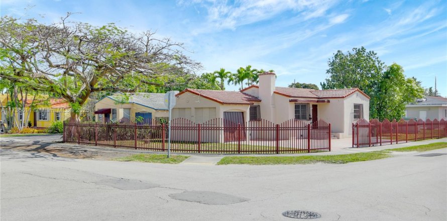House in Miami, Florida 2 bedrooms, 90.95 sq.m. № 1701377