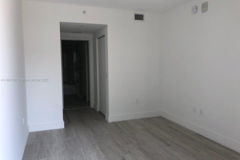 Condo in Miami, Florida, 1 bedroom  № 1925032 - photo 6