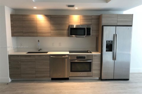 Condo in Miami, Florida, 1 bedroom  № 1925032 - photo 2