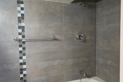 Copropriété à louer à Hallandale Beach, Floride: 2 chambres, 85.84 m2 № 2000552 - photo 10