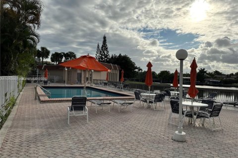 Copropriété à louer à Hallandale Beach, Floride: 2 chambres, 85.84 m2 № 2000552 - photo 17