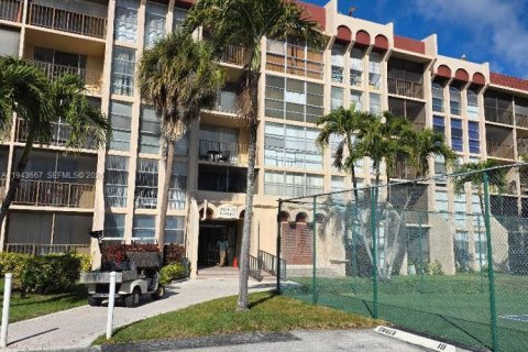 Copropriété à louer à Hallandale Beach, Floride: 2 chambres, 85.84 m2 № 2000552 - photo 3