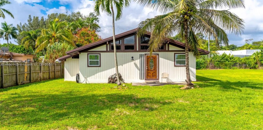 House in Miami, Florida 2 bedrooms, 127.83 sq.m. № 1948094