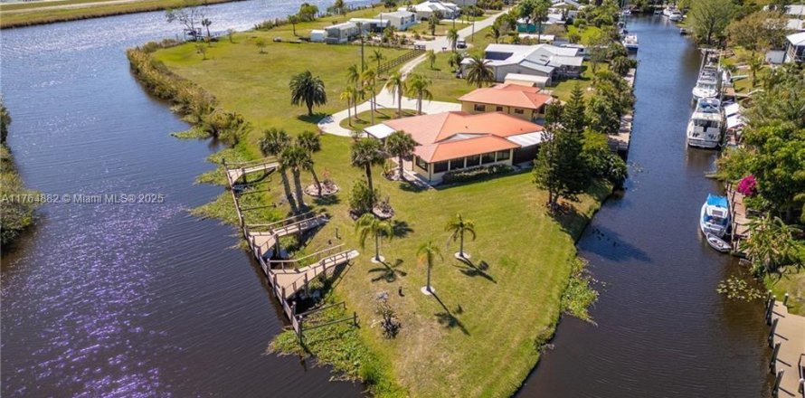 Villa ou maison à Moore Haven, Floride 3 chambres, 175.68 m2 № 1931553