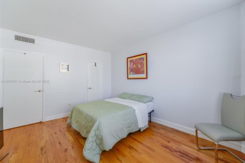 Condo in Hallandale Beach, Florida, 2 bedrooms  № 1981361 - photo 20