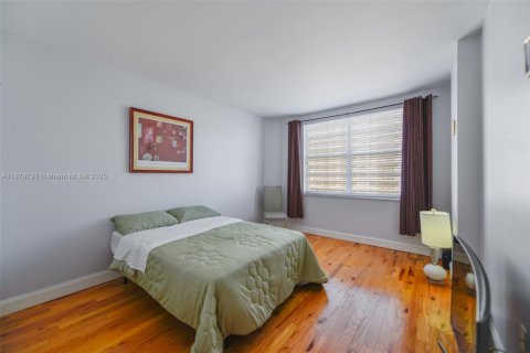 Condo in Hallandale Beach, Florida, 2 bedrooms  № 1981361 - photo 18