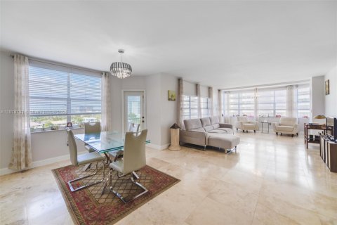 Condo in Hallandale Beach, Florida, 2 bedrooms  № 1981361 - photo 2