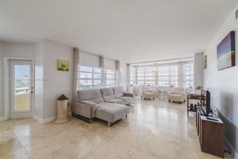 Condo in Hallandale Beach, Florida, 2 bedrooms  № 1981361 - photo 3