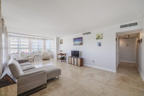 Condo in Hallandale Beach, Florida, 2 bedrooms  № 1981361 - photo 5