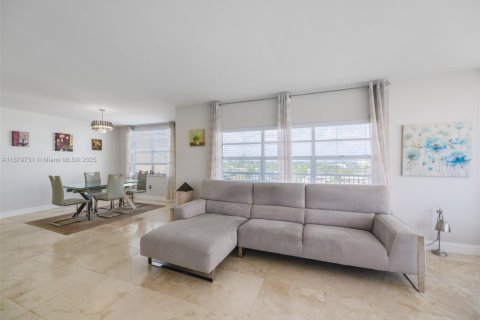 Condo in Hallandale Beach, Florida, 2 bedrooms  № 1981361 - photo 7