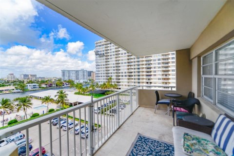 Condo in Hallandale Beach, Florida, 2 bedrooms  № 1981361 - photo 24