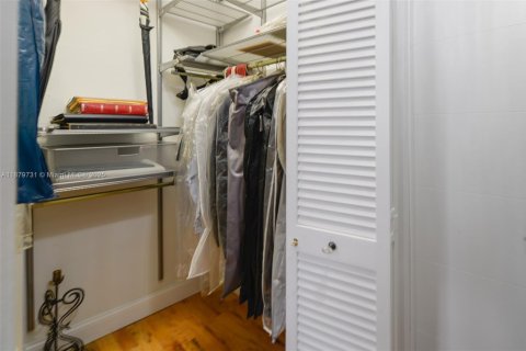 Condo in Hallandale Beach, Florida, 2 bedrooms  № 1981361 - photo 17