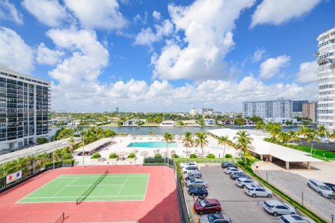 Condo in Hallandale Beach, Florida, 2 bedrooms  № 1981361