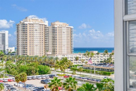 Condo in Hallandale Beach, Florida, 2 bedrooms  № 1981361 - photo 26