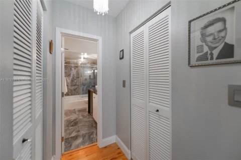 Condo in Hallandale Beach, Florida, 2 bedrooms  № 1981361 - photo 16