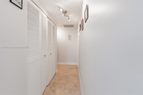 Condo in Hallandale Beach, Florida, 2 bedrooms  № 1981361 - photo 23