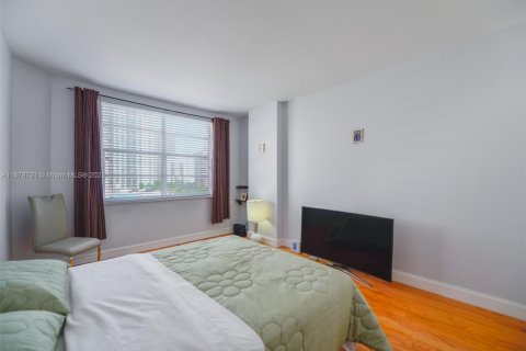 Condo in Hallandale Beach, Florida, 2 bedrooms  № 1981361 - photo 19