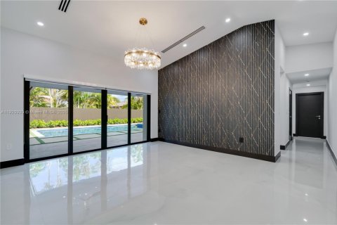 House in Miami, Florida 4 bedrooms, 232.63 sq.m. № 1975120 - photo 9