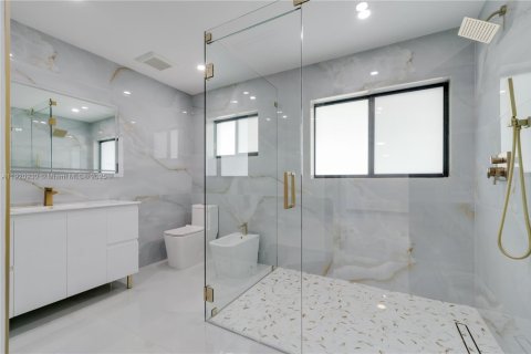 House in Miami, Florida 4 bedrooms, 232.63 sq.m. № 1975120 - photo 25