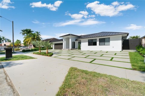 House in Miami, Florida 4 bedrooms, 232.63 sq.m. № 1975120 - photo 2