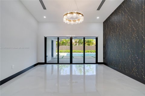 House in Miami, Florida 4 bedrooms, 232.63 sq.m. № 1975120 - photo 10