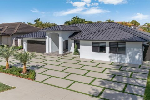 House in Miami, Florida 4 bedrooms, 232.63 sq.m. № 1975120 - photo 3