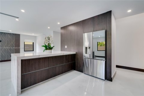 House in Miami, Florida 4 bedrooms, 232.63 sq.m. № 1975120 - photo 17