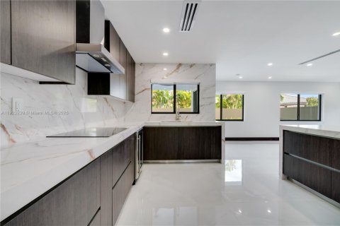 House in Miami, Florida 4 bedrooms, 232.63 sq.m. № 1975120 - photo 14