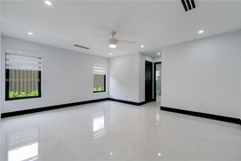 House in Miami, Florida 4 bedrooms, 232.63 sq.m. № 1975120 - photo 23