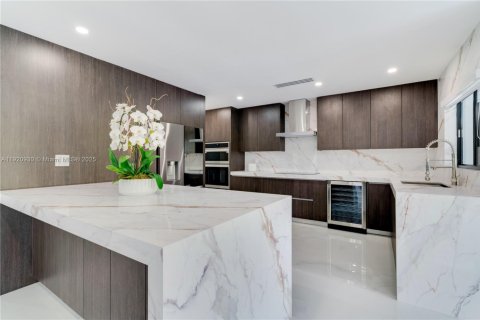 House in Miami, Florida 4 bedrooms, 232.63 sq.m. № 1975120 - photo 30