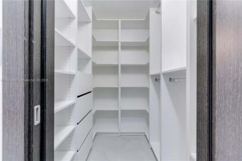 House in Miami, Florida 4 bedrooms, 232.63 sq.m. № 1975120 - photo 27