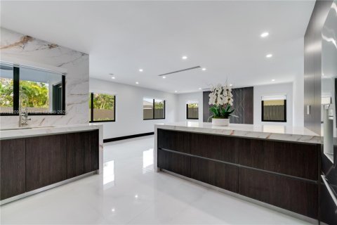 House in Miami, Florida 4 bedrooms, 232.63 sq.m. № 1975120 - photo 29