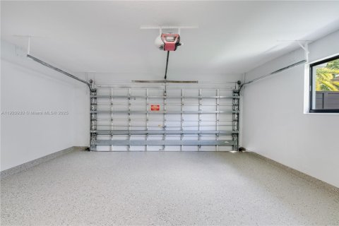 House in Miami, Florida 4 bedrooms, 232.63 sq.m. № 1975120 - photo 19