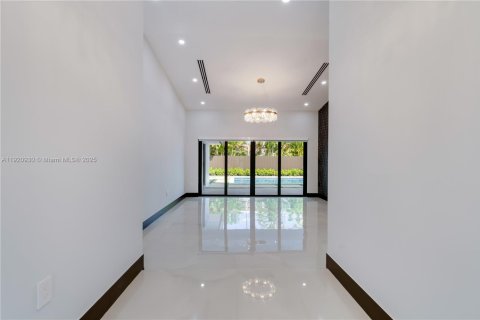 House in Miami, Florida 4 bedrooms, 232.63 sq.m. № 1975120 - photo 8