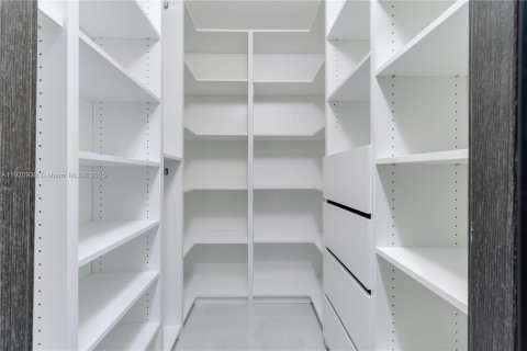 House in Miami, Florida 4 bedrooms, 232.63 sq.m. № 1975120 - photo 28