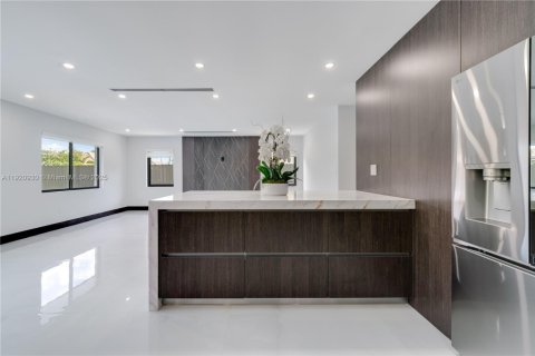 House in Miami, Florida 4 bedrooms, 232.63 sq.m. № 1975120 - photo 16