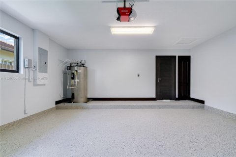 House in Miami, Florida 4 bedrooms, 232.63 sq.m. № 1975120 - photo 20