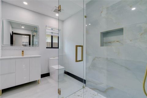 House in Miami, Florida 4 bedrooms, 232.63 sq.m. № 1975120 - photo 21