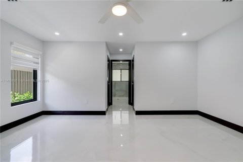 House in Miami, Florida 4 bedrooms, 232.63 sq.m. № 1975120 - photo 24