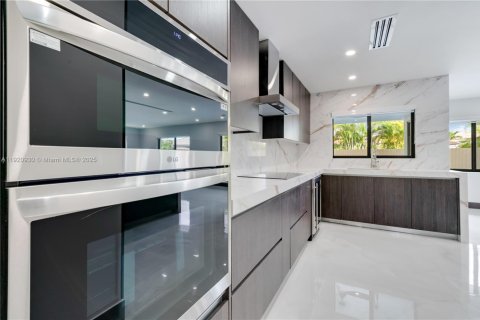 House in Miami, Florida 4 bedrooms, 232.63 sq.m. № 1975120 - photo 15