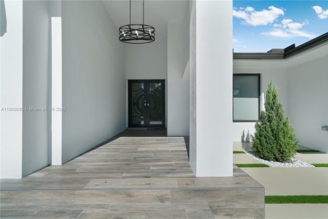 House in Miami, Florida 4 bedrooms, 232.63 sq.m. № 1975120 - photo 7