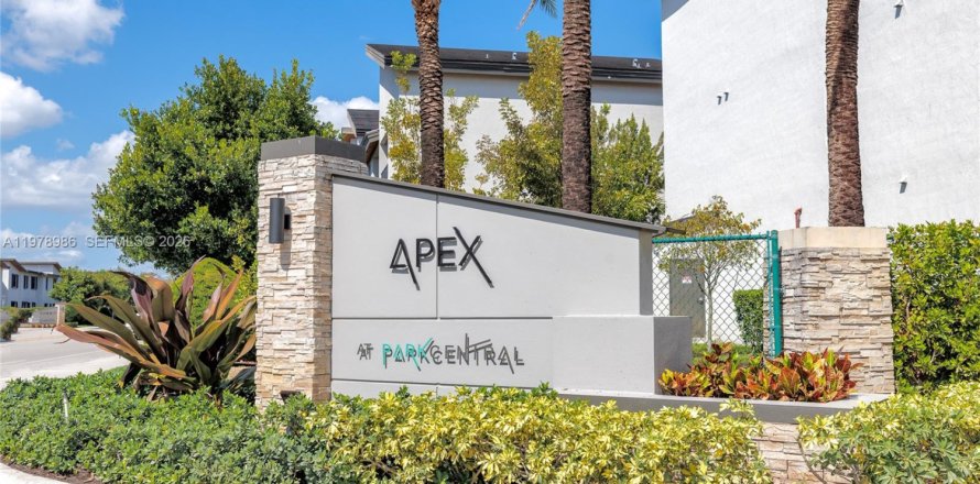 Кондоминиум с 3 спальнями в Дорал, Флорида № 2043141