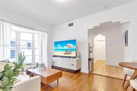 Condo in Miami Beach, Florida, 1 bedroom  № 1896961 - photo 2