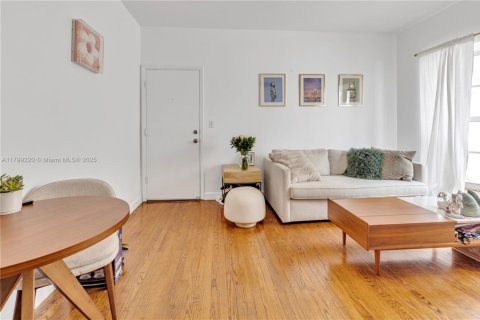 Condo in Miami Beach, Florida, 1 bedroom  № 1896961 - photo 3