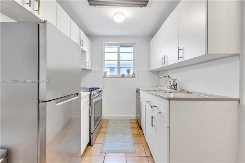 Condo in Miami Beach, Florida, 1 bedroom  № 1896961 - photo 5