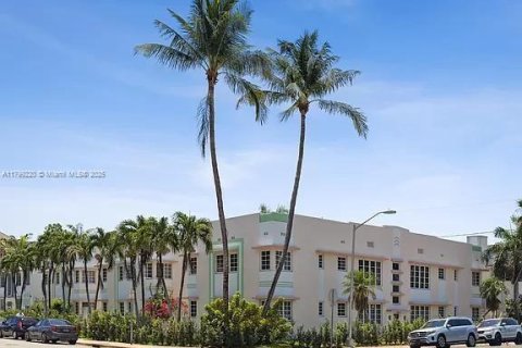 Condo in Miami Beach, Florida, 1 bedroom  № 1896961 - photo 1