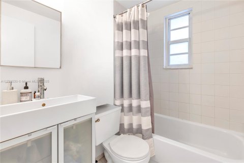 Condo in Miami Beach, Florida, 1 bedroom  № 1896961 - photo 6