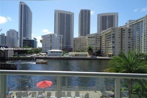 Снять в аренду кондоминиум в Халландейл-Бич, Флорида 3 спальни, 161.37м2, № 1986294 - фото 1